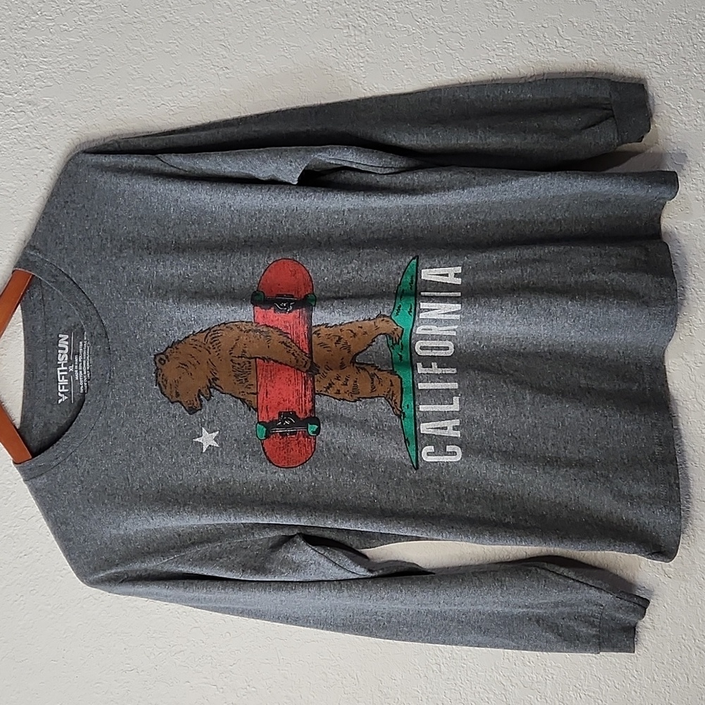 Fifth Sun Charcoal Gray California Bear Holding Skateboard Shirit Sz. XL